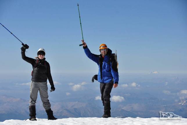 Celebrando a chegada ao cume do vulcão Lanín, a mais de 3.700 metros de altitude, na região de Junín de Los Andes, no sul da Argentina